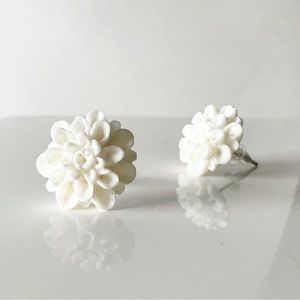 New Floral White Blossom Stud Earring Lucite Earrings Dahlia One Size